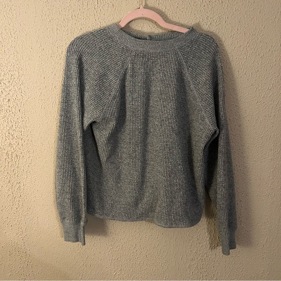 Old Navy Grey Waffle Knit Long Sleeved Thermal Size L Fall Layering Cozy Warm - Picture 2 of 11
